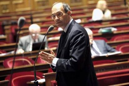 El ministro francés de Trabajo, Eric Woerth, toma la palabra durante el debate sobre la reforma de las pensiones en el Senado.