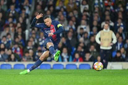 Kylian Mbappé marcando su segundo tanto ante la Real Sociedad.