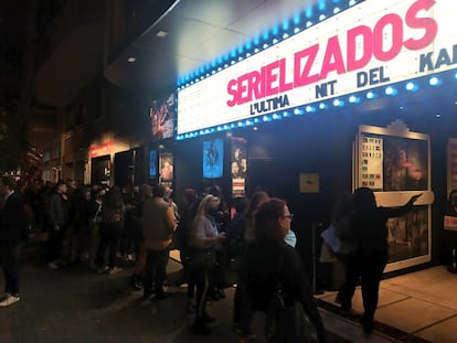 Un grupo de personas este lunes durante la inauguración del Serielizados Fest en Barcelona. / Serielizados Fest