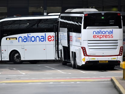 Autobuses de la compañía National Express en la estación Victoria, en Londres.