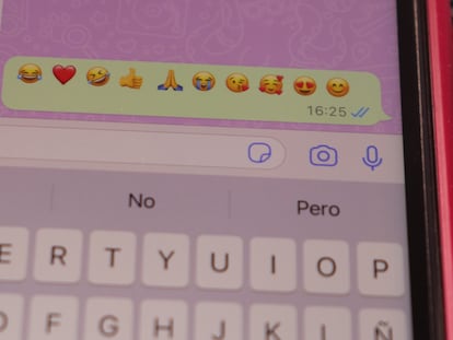 Un teléfono con los 10 emoticonos más utilizados en 2021, según Unicode.