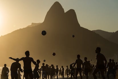 El barrio carioca de Ipanema, fundado en 1894, es uno de los más conocidos de Río de Janeiro y no solo por su atractivo visual y sus atardeceres. En este enclave se ubica uno de los rincones más caros. En una de sus calles, la avenida Vieira Souto, el precio del metro cuadrado llega a superar los 8.000 euros el metro cuadrado. En la imagen, una instantánea tomada en este enero.