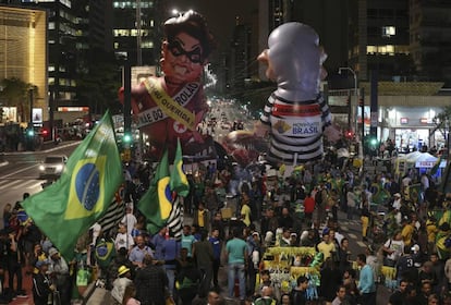 Em frente a FIESP, a concentração de manifestantes que defendem o afastamento de Dilma.