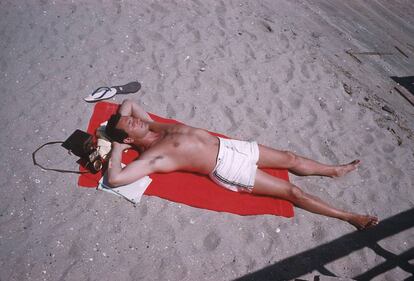 Rock Hudson tostándose al sol -ya perfumado- en la playa en los años 50.