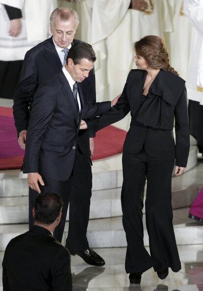 Durante la misa en la Basílica de Guadalupe, Angélica Rivera usó un conjunto con pantalón acampanado color negro.