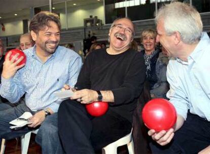 Ernest Benach, Josep Lluís Carod y Rafel Niubò, ayer, en el polideportivo Nova Icària de Barcelona.