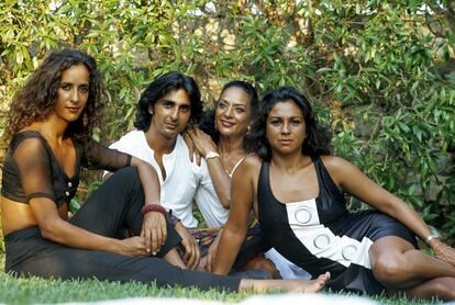 Rosario, Antonio y Lolita Flores posan con su madre, la artista Lola Flores, en la década de los noventa.