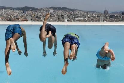 Varios jóvenes disfrutan en las piscinas municipales Sant Jordi en Montjüic, Barcelona.