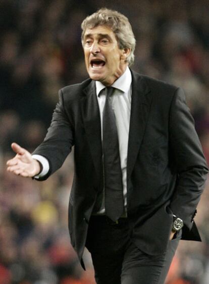 Pellegrini da instrucciones durante el partido.