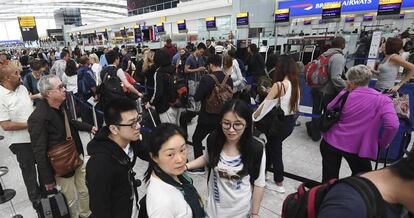 Pasajeros en el aeropuerto de londinense de Heathrow.