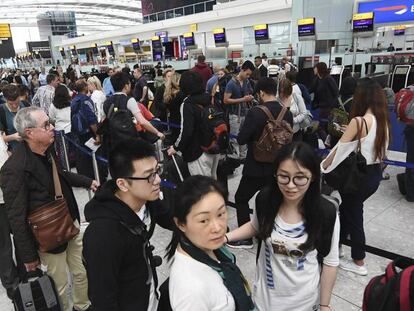 Pasajeros en el aeropuerto de londinense de Heathrow.