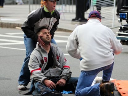 Uno de los heridos es atendido en la calle.