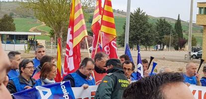 Imagen de la concentración de los funcionarios de prisiones ante la cárcel de Daroca (Zaragoza) poco antes de los incidentes.