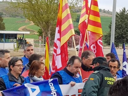 Imagen de la concentración de los funcionarios de prisiones ante la cárcel de Daroca (Zaragoza) poco antes de los incidentes.