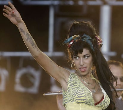 Con un ajustado traje amarillo y con su ya inseparable copa de vino en el escenario, Amy Winehouse desplegó su voz ante los 75.000 asistentes al Rock in Río de Madrid que, a pesar de su falta de entonación y sus disimuladas pérdidas de equilibrio, recibieron con una gran ovación a la diva del soul en julio de 2008.