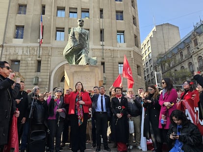 Militantes socialistas, encabezados por Carolina Tohá, conmemoran el natalicio de Salvador Allende en Santiago, el 26 de junio.