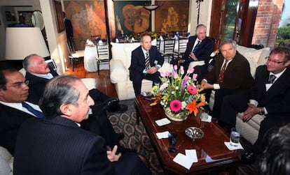 Cuevas recibió en su casa a Felipe Calderón, el presidente electo en octubre de 2006. 