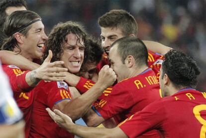 Puyol celebra con Ramos, Piqué, Iniesta y Xavi su gol a Alemania en las semifinales de la Copa del Mundo.