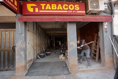 Un comercio cerrado en Paiporta un mes después de la dana.