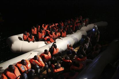 Cientos de migrantes son rescatados en medio del Mediterr&aacute;neo por la ONG MOAS. 