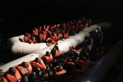 Cientos de migrantes son rescatados en medio del Mediterráneo por la ONG MOAS.