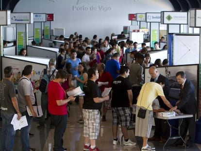 Young Spaniards at a job fair in Galicia in 2014.