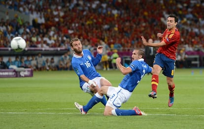 Xavi Hernandez chuta ante Daniele De Rossi y Giorgio Chiellini durante la final de la Eurocopa 2012.