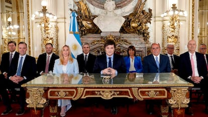 Javier Milei y los integrantes de su gabinete, en Buenos Aires el 10 de diciembre de 2024.