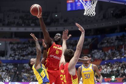 El español Usman Garuba (c) durante una acción en el partido de la fase de grupos del Mundial de Baloncesto entre España y Brasil, este lunes.