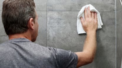 Elimina las manchas y el moho de las juntas de tu baño. GETTY IMAGES.