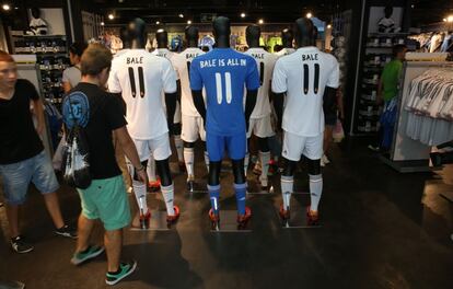 Camisetas de Bale en la tienda del Real Madrid.