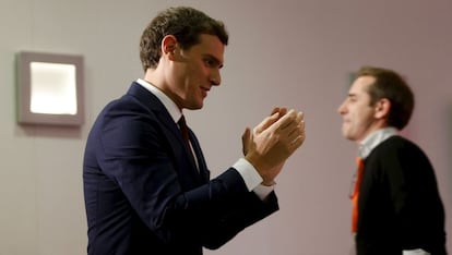 El líder de Ciudadanos, Albert Rivera (c), antes de la rueda de prensa para valorar los resultados en las elecciones generales esta noche en Madrid.