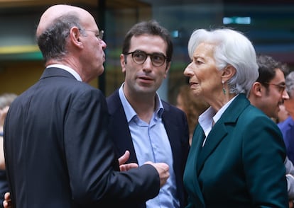 El ministro de Economía español, Carlos Cuerpo, y la presidenta del Banco Central Europeo, Christine Lagarde, escuchan al nuevo ministro de Finanzas francés, Eric Lombard, de espaldas, en Bruselas este lunes.