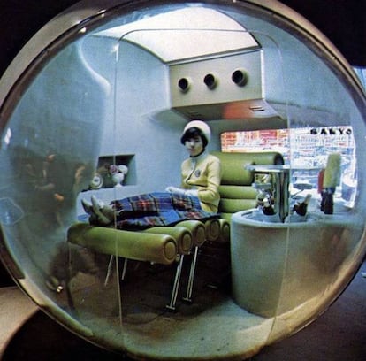 En 1970, Sanyo Corporation también presentó esta Cápsula para vivir, en la que se podía disfrutar de un rato de aislamiento social en un microsalón con cama de día, bar, equipo de sonido...