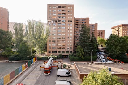 El edificio de la calle Arzobispo Morcillo (Fuencarral-El Pardo) donde ocurrió la explosión que dejó dos mujeres heridas.
