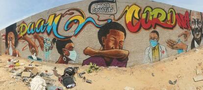 Uno de los murales pintados por el colectivo Undu Graff, en los suburbios de Dakar (Senegal), donde gran parte de su población no sabe leer o apenas tiene acceso a la televisión y a internet.