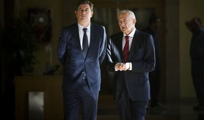 Besteiro, a la izquierda, junto al portavoz parlamentario del PSdeG, José Luis Méndez Romeu, este miércoles en el Parlamento gallego