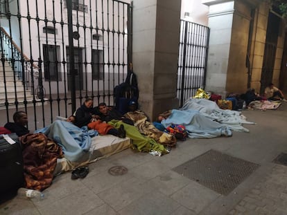 Personas a las puertas de la sede central del SAMUR Social, este domingo a medianoche.