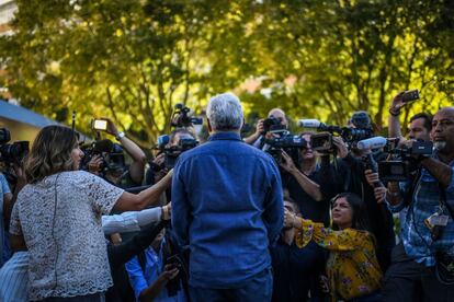 El primer ministro de Portugal, António Costa (de espaldas), se ha abstenido de realizar declaraciones de contenido partidista tras depositar su papeleta en las elecciones que se celebran este domingo en el país y se ha limitado a llamar a la participación.