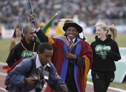 El corredor etíope de larga distancia Haile Gebrselassie ha recibido un título honorífico de la Universidad Metropolitana de Leeds por su contribución al deporte, durante el Campeonato Africano de Atletismo que se celebra en Ethiopia.