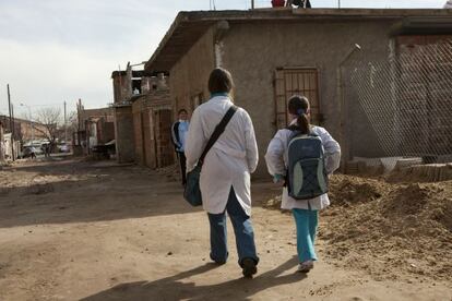 Niños con el uniforme de las escuelas públicas de Argentina en un barrio de chabolas de Buenos Aires en 2007.