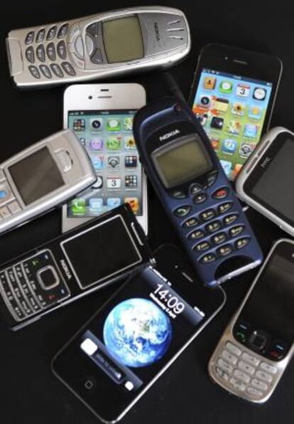 Vista de unos teléfonos móviles de distintas épocas. EFE/Archivo
