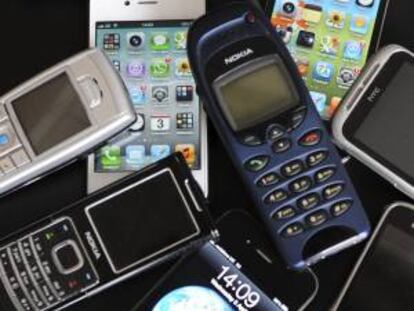 Vista de unos teléfonos móviles de distintas épocas. EFE/Archivo