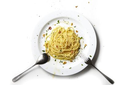 <p>Aunque nada tenga que ver con el peso, no está demás saber que no tenemos ni idea de cómo preparar uno de los platos estrella en lo que a hidratos se refiere: la pasta. No, <a href="https://elpais.com/elpais/2018/03/09/album/1520593637_559019.html" target="_blank">no es necesario echarle un chorro de aceite al agua</a> donde vamos a hervir la pasta. Tampoco lo es enfriarla debajo del grifo cuando está cocida. Y ningún italiano la corta con cuchillo o ayuda a enrollarla con una cuchara. De hecho, indica Ilenia Cappai, propietaria de ¡Tu! Pasta, esto les resulta bastante infantil. </p>