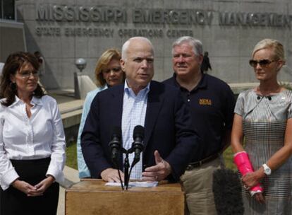 El republicano John McCain lee un comunicado durante su visita al centro que coordina la respuesta al huracán en Jackson (Misisipi).