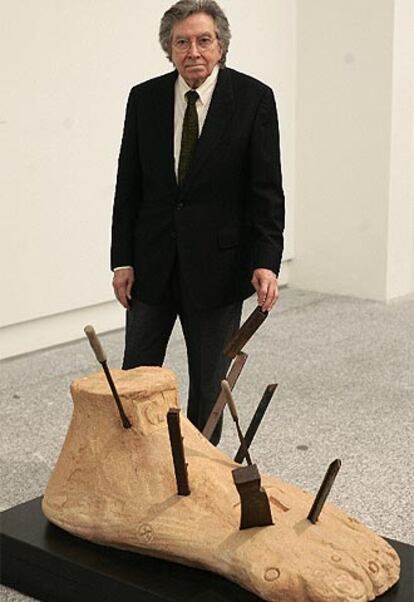 Antoni Tàpies posa ayer en el Museo Reina Sofía junto a su pieza <i>Pie (Peu),</i> 1991, ensamblaje sobre tierra chamoteada con siete útiles punzantes de hierro .