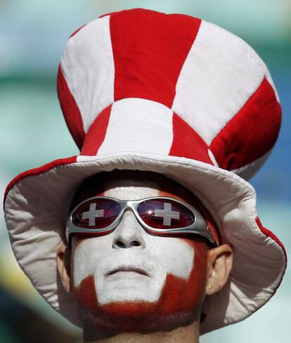 Un seguidor suizo, en los momentos previos del partido frente a España.