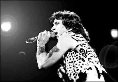 Bon Scott cantando en un concierto de AC/DC.