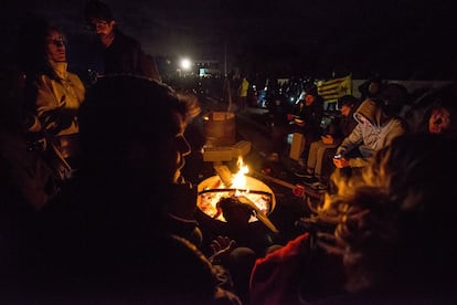 Manifestantes independentistas se calientan con fogatas mientras se llevan a cabo conciertos programados por Tsunami Democràtic en la autopista AP-7.