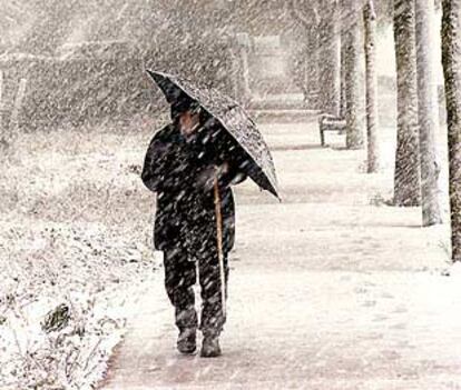 En las calles de Vitoria se acumuló una capa de diez centímetros de nieve.